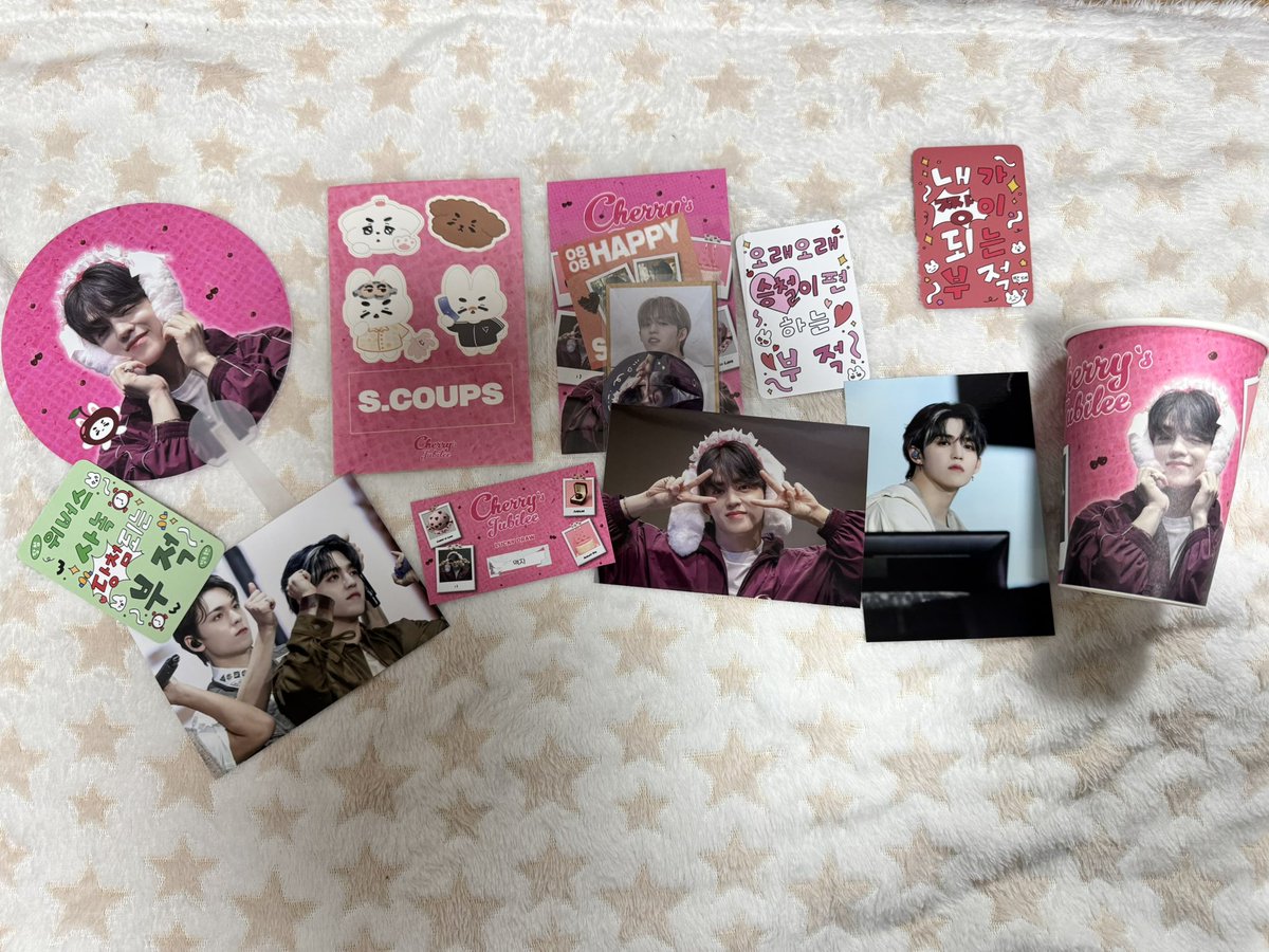 #체리의_31번째_주빌리

6번째로 가서,,, 눈 앞에서 선착을 놓친자... 짐색 갖고싶었지만 깔끔 포기.. 내 똥손 때문에 뿌야가 대신 럭드해줬는데 (아 돈은 제가 쥐어줍니다) 원트에 액자 뽑아줘서 당황함,,, 츄파춥스 승철이로 겟하고 미련없이 바로 나와버려따 헤헤 (수령해준 뿌니쥬도 고마오❤️)