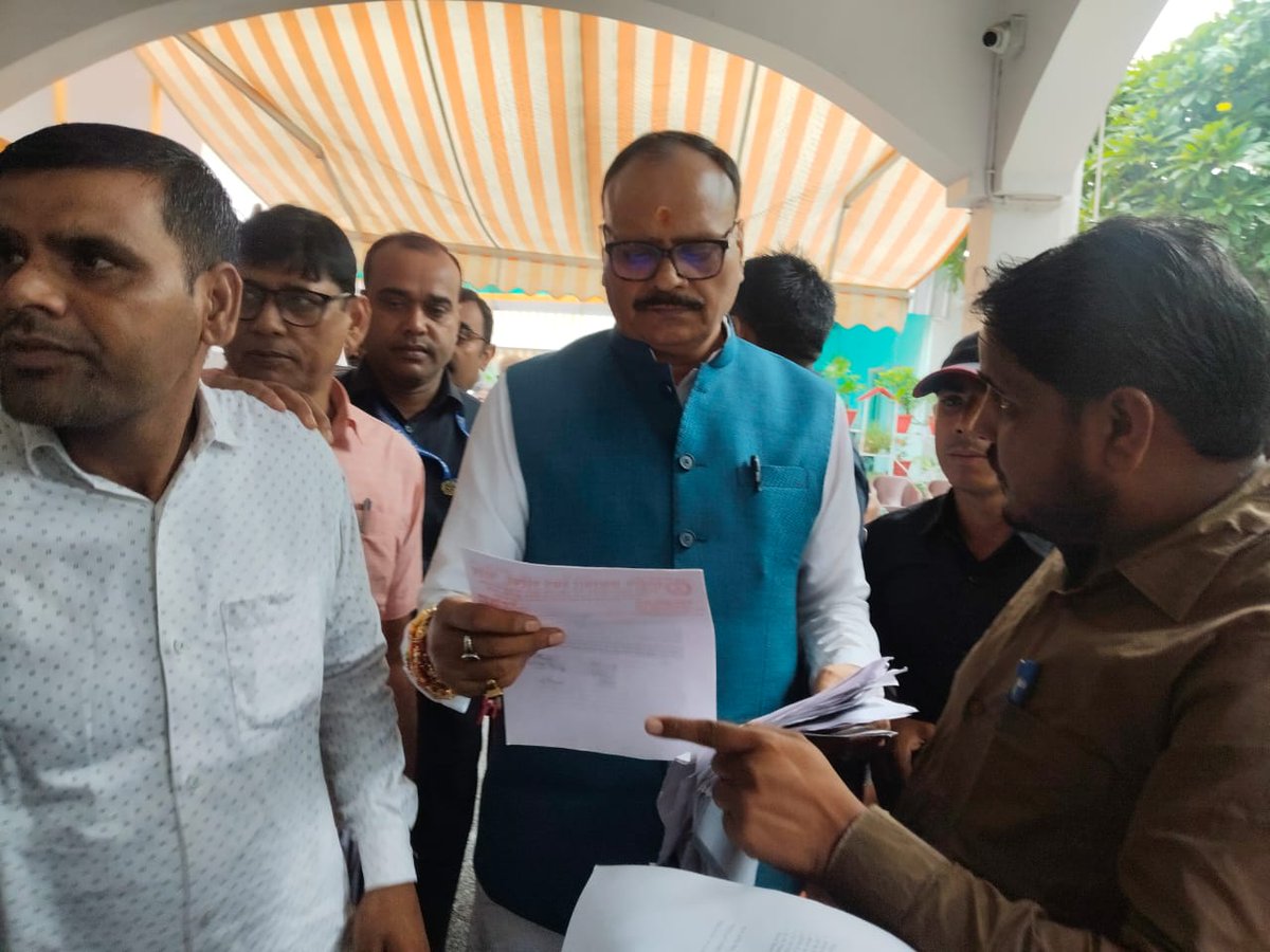 BrijeshDevendra's tweet image. आज @brajeshpathakup जी के आवास पर उत्तर प्रदेश स्वास्थ विभाग एवम प्रशासनिक भ्रष्टाचार का शिकायती पत्र दिया।
मा० उपमुख्यमंत्री महोदय जी ने कड़ी कार्यवाही का आश्वासन दिया।
@CMOfficeUP @myogiadityanath @ShyamMeeraSingh @dgpup @yadavakhilesh @DmSambhal