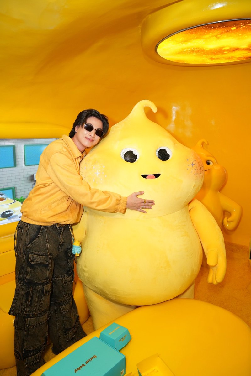 ชวนไปตาม! ไบร์ท-กลัฟ-เนเน่’ บินลัดฟ้าสู่กรุงจาการ์ตา อินโดนีเซีย ร่วมงานเปิดร้าน Butter Baby ที่จัดขึ้นเมื่อวันที่ 9 สิงหาคมที่ผ่านมา โดยร้านนี้ยังมาพร้อมกับคอนเซ็ปต์ใหม่ Desserts from another dimension ผ่านเมนูอันหลากหลายที่ไม่ใช่แค่อร่อย แต่ยังหยิบมาถ่ายรูปสวยอีกด้วย