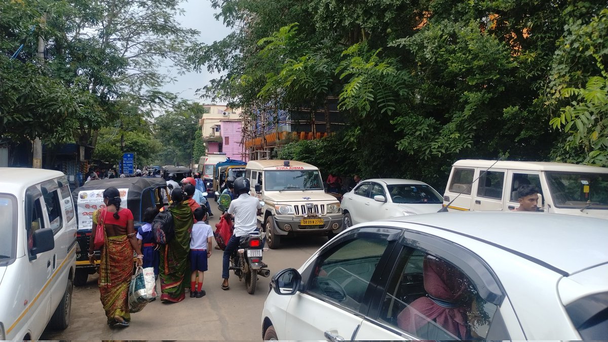 The traffic jam from Church Chowk to Dharanidhar Chowk (Jail Road) in Keonjhar city is so congested that even ambulances cannot pass. It is a clear sign that the city needs to improve the parking system. <a href="/DistAdmKeonjhar/">District Administration,Keonjhar</a> <a href="/CMO_Odisha/">CMO Odisha</a> <a href="/spkeonjhar/">SP Keonjhar</a>