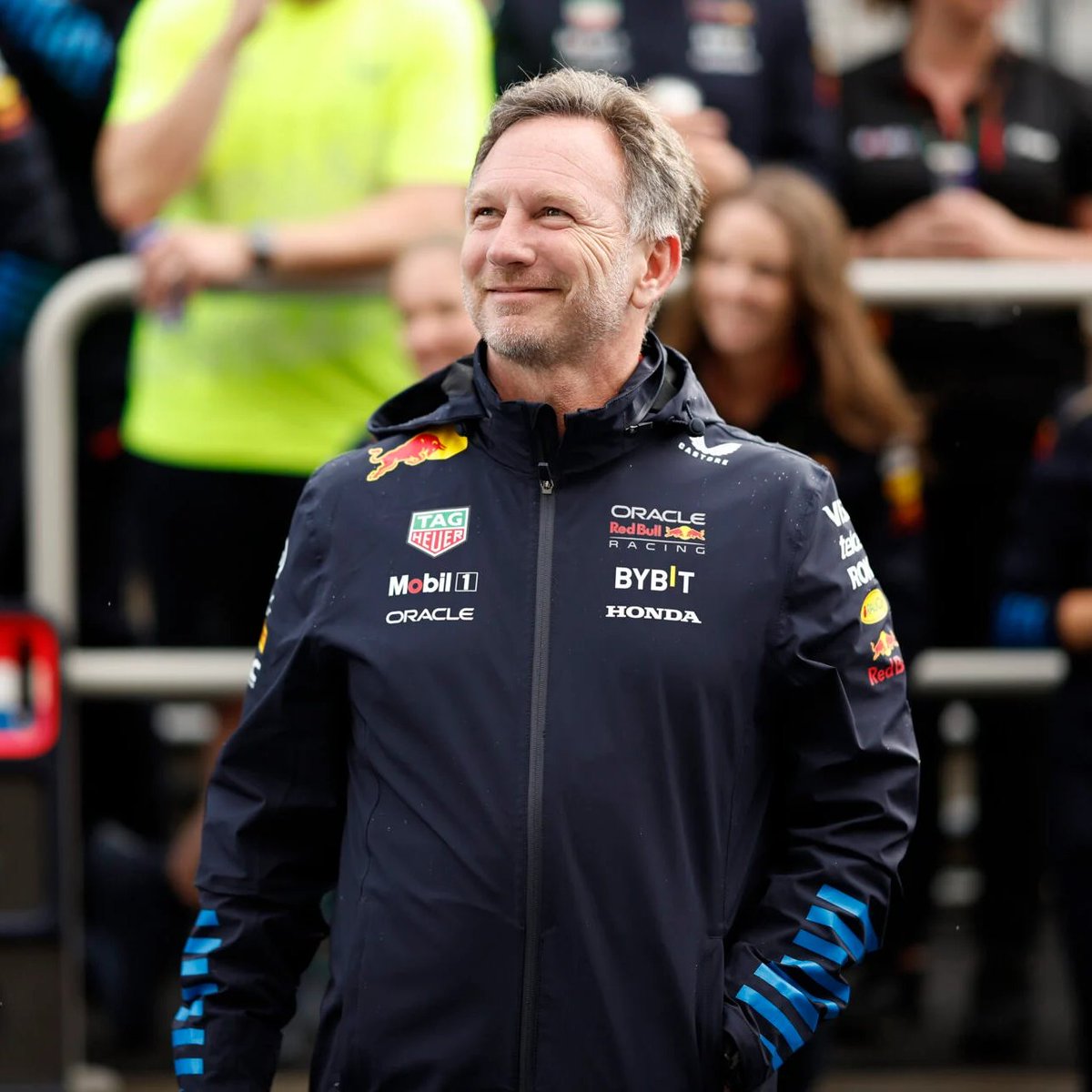 LambeResing's tweet photo. Pimpinan Red Bull takut staf tim F1 mereka dapat tiba-tiba pergi dikarenakan adanya klausa Christian Horner dalam kontrak mereka!

Menurut jurnalis F1 Joe Saward, Red Bull justru malah sangat yakin Max Verstappen akan stay di Red Bull, dan lebih takut staf-staf mereka memilih cabut.

Banyak staf Red Bull yang terikat kontrak kepada Horner melalui klausa dalam kontrak mereka masing-masing.

Kini tanpa kehadiran Horner di dalam tim Red Bull, staf ini ditakutkan dapat pergi tiba-tiba tanpa melalui gardening leave.

Hal ini didukung pula pemberitaan bulan lalu bahwa Red Bull juga takut apabila akan terjadi eksodus besar-besaran dari Red Bull kalau Horner bergabung dengan tim F1 lain.

Saat ini pun Horner masih berstatus hanya dipindahkan dari tim Red Bull F1, menunggu proses penyelesaian pemisahan sebelum benar-benar keluar.