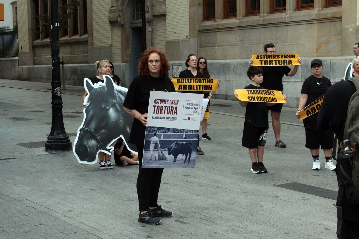 Aïda Gascón (@aidagascon) on Twitter photo ✊🐂 Ayer, medio centenar de activistas gritamos alto y claro: Asturies ensin tortura!!
Este miércoles empezará la sangría y la Semana Grande de Xixón se saldará con la matanza de más de 40 toros y novillos.
🔴 El 17 de agosto <a href="/AsturiesAntitau/">Asturies Antitaurina</a> convocan una gran manifestación. ✊🐂 Ayer, medio centenar de activistas gritamos alto y claro: Asturies ensin tortura!!
Este miércoles empezará la sangría y la Semana Grande de Xixón se saldará con la matanza de más de 40 toros y novillos.
🔴 El 17 de agosto <a href="/AsturiesAntitau/">Asturies Antitaurina</a> convocan una gran manifestación.