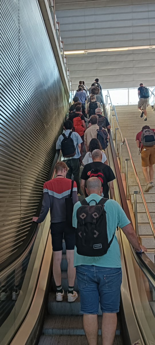 👋 Good morning! How was your afternoon off yesterday? 

We met Jaume Romeu, coauthor of the poster 'Rotating Scanning Tunneling Microscopy in high magnetic fields' (one of our awardees). 

Let's get started on the fifth day of the conference. Glad to have you all here! 😊