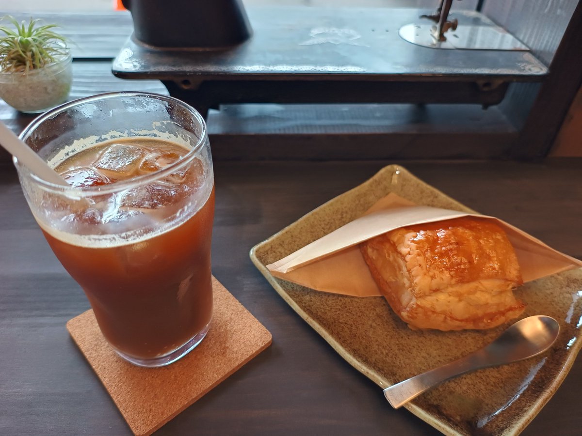 coastocn2's tweet photo. 3時のおやつ♪〜長居しちゃったw
カスタードパイ☆相変わらず美味しい
今日はグァテマラじゃなくて��煎りのエスプレッソトニックで☆
プルメリア越しに太陽建機レンタルの看板を眺めるひとときは至高w
#overQ
#オーバーキュー
#甲斐市富竹新田 https://t.co/h5LR42AvJT