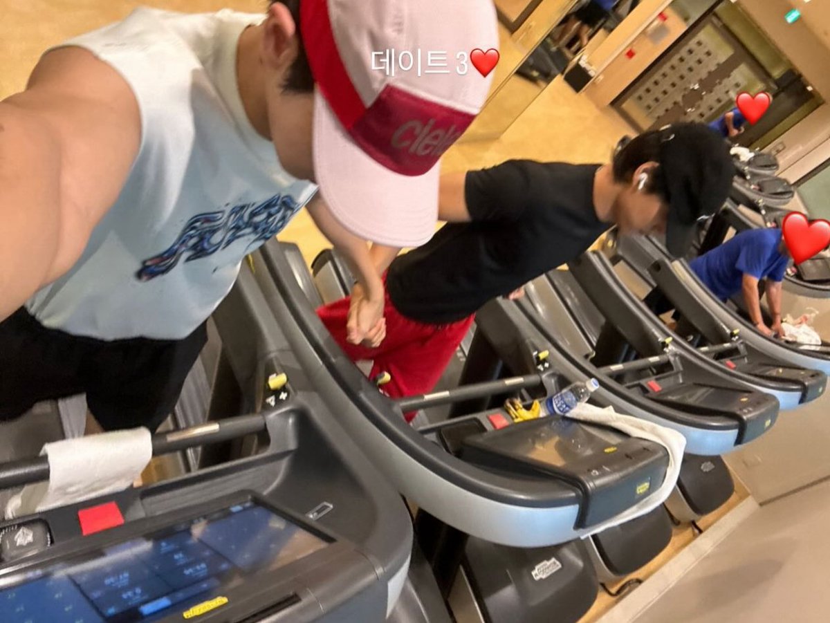 dearEXOheart's tweet photo. When your workout partner is also your favorite person ❤️
Hand in hand, even on the treadmill 🏃♂️❤️ #Date3
#찬열 #CHANYEOL
#카이 #KAI https://t.co/bNbKBjSKCu