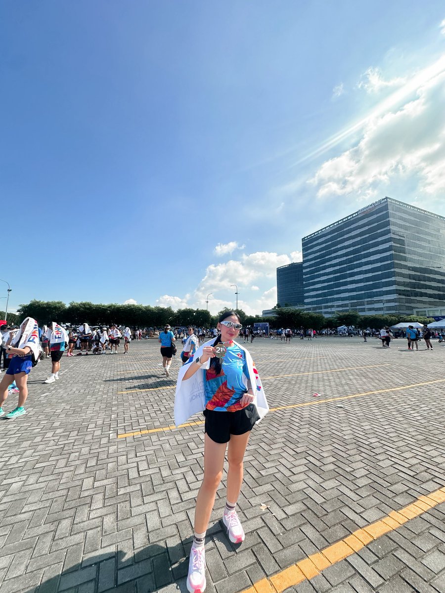 MariaAglipay's tweet photo. tired but alive: a privilege to be exhausted to pursue a challenge of your choosing.

half-marathon newbie just passing through.  🏅🏃🏻‍♀️🍃
#GalaxyManilaMarathon #Runrio https://t.co/JYFGcR8YfO