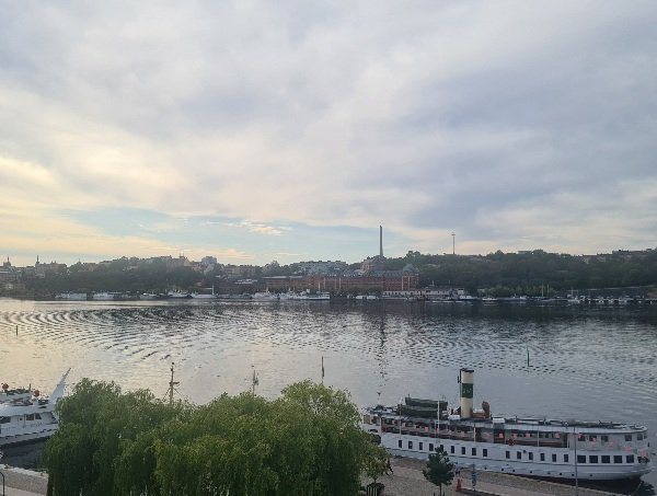 God morgon från Riddarfjärden med vågor efter en båt