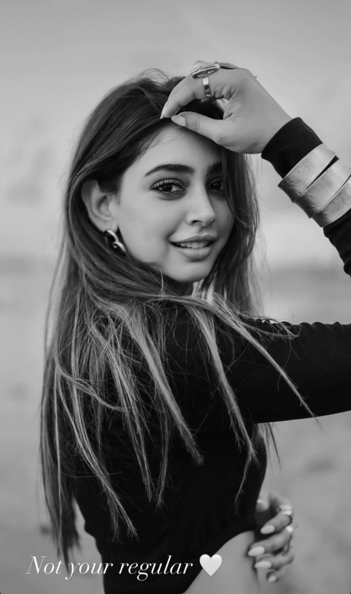 nitiology's tweet image. Just the girl that slays both looks ✨

#nititaylor