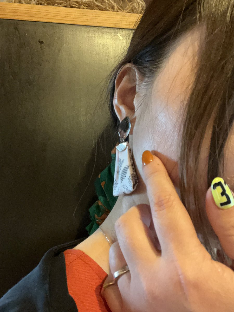 yuki_ringo_blue's tweet image. 火山灰を使ったアクセサリー。たまたま行ったふるさとのデパートで大島紬と火山灰のピアスを見つけて、製作者のお母様に猛烈にセールスされて購入😂😂大きいけど割と合わせやすい✨　#ハンドメイドアクセサリーはサージカルステンレスならつけられます　#FLANNEL