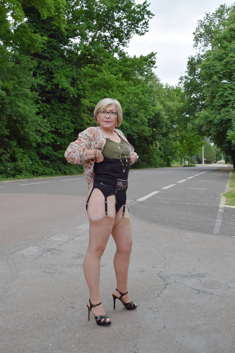 Marylinemodele's tweet photo. Maryline en Mini jupe dans le parc https://t.co/mT5BCSIrp0
