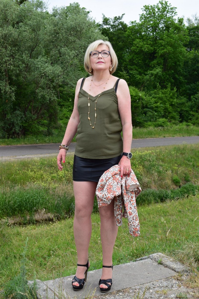 Marylinemodele's tweet photo. Maryline en Mini jupe dans le parc https://t.co/mT5BCSIrp0