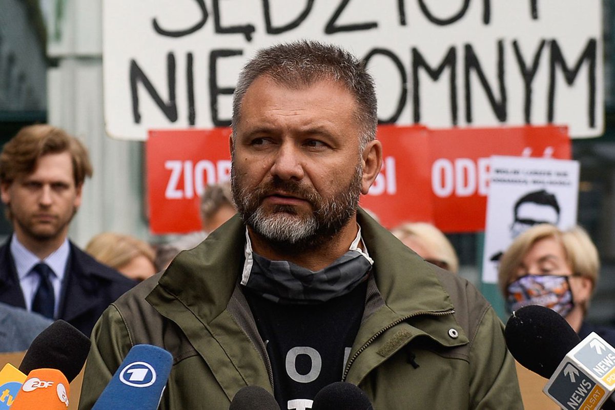 Min.Żurek: Rodzina płaci zawsze dramatyczną cenę, kto jest na pierwszej linii, albo ginie, albo przeżywa. Ja przeżyłem. To wzmacnia, uczy pokory i po tym, co przeszedłem, czuję, że mnie nikt nie przestraszy. Widzę te uśmiechy na galerii w Sejmie i pohukiwania, i czuję zero lęku.