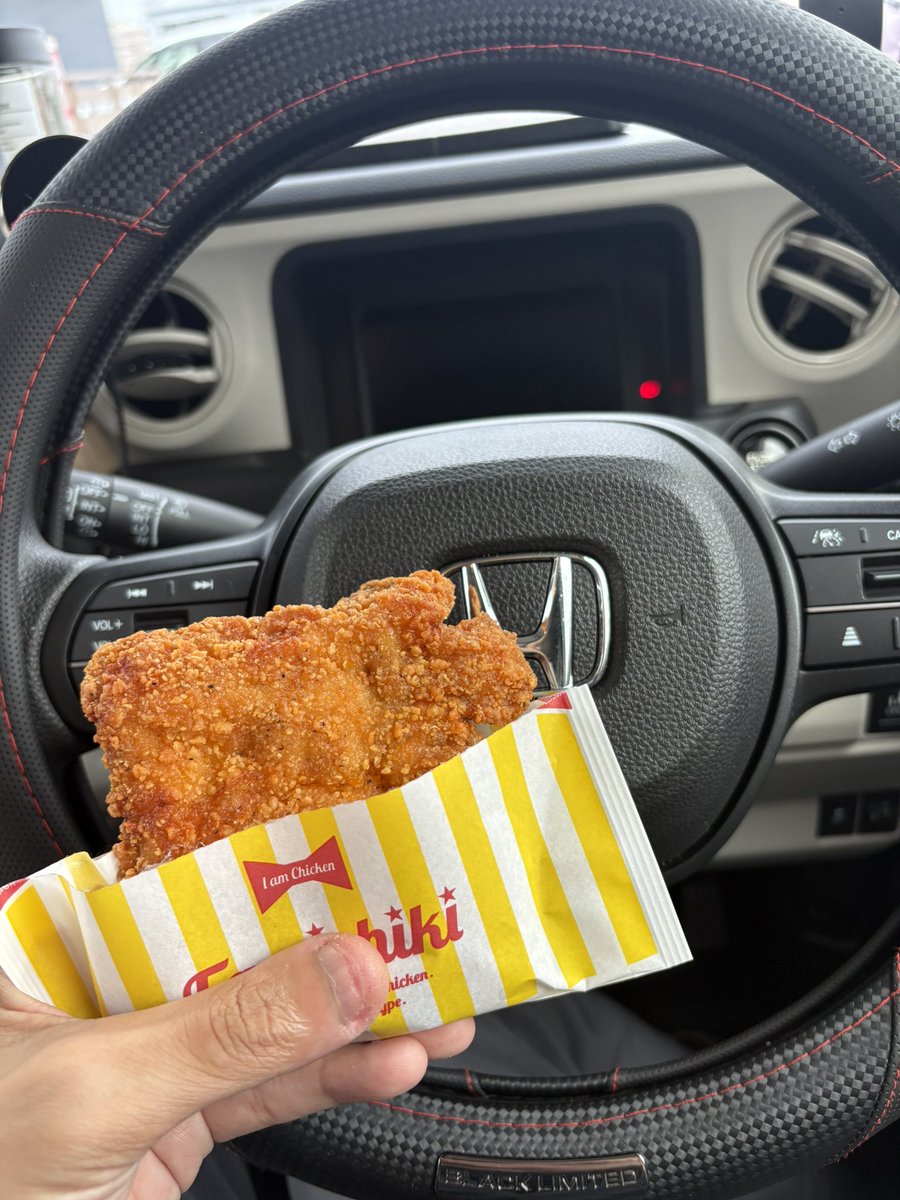 SAC_S_Y's tweet photo. ファミチキでっか（笑）
#ファミリーマート
#ファミチキ
#ファミマ https://t.co/iEhRRZIPXY