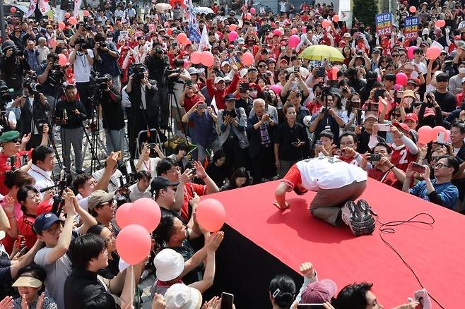 대선때 김문수의 큰절..
계엄의 잘못을 …
국민은 
김문수한테 ‘ 폭싹 속았수다’