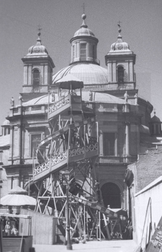 Tobogán frente a San Francisco el Grande en las Fiestas de la Paloma en agosto de 1946.