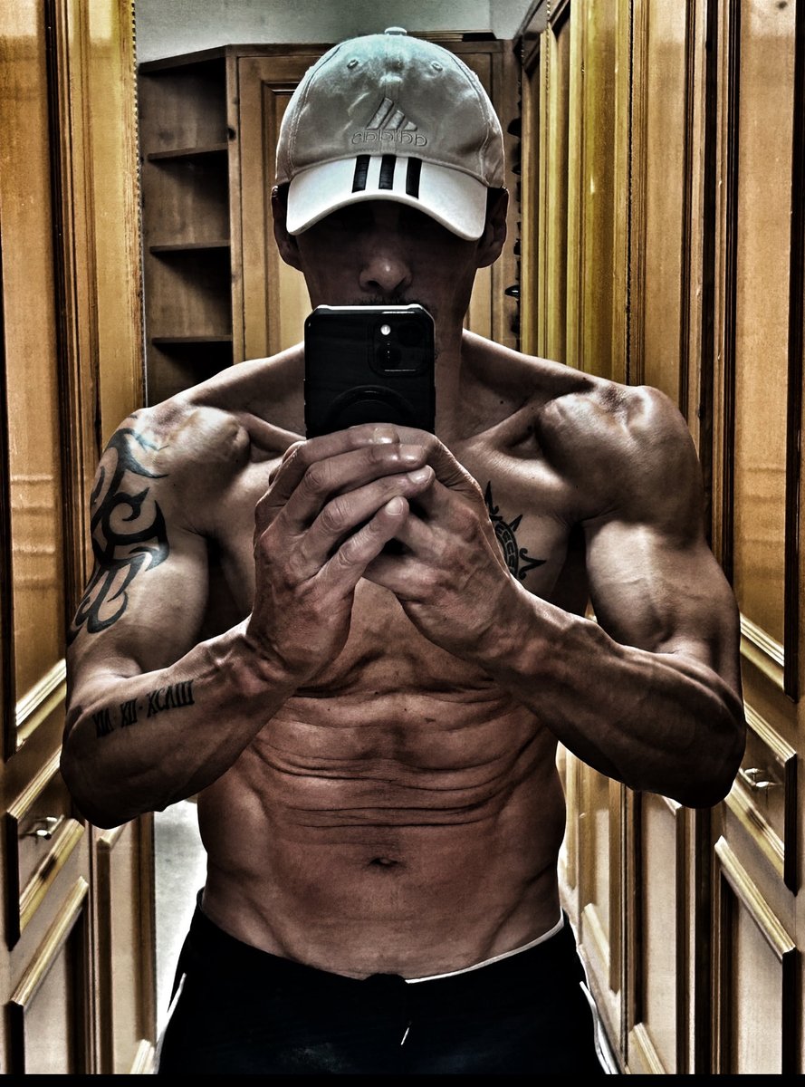 Terminando de hacer ejercicio que está hora no es para nada la mía.
pero cuando te prometes algo cumples.
Beneficios de hacer cualquier actividad física!!!

Mejora la salud cardiovascular: El ejercicio regular fortalece el Alma