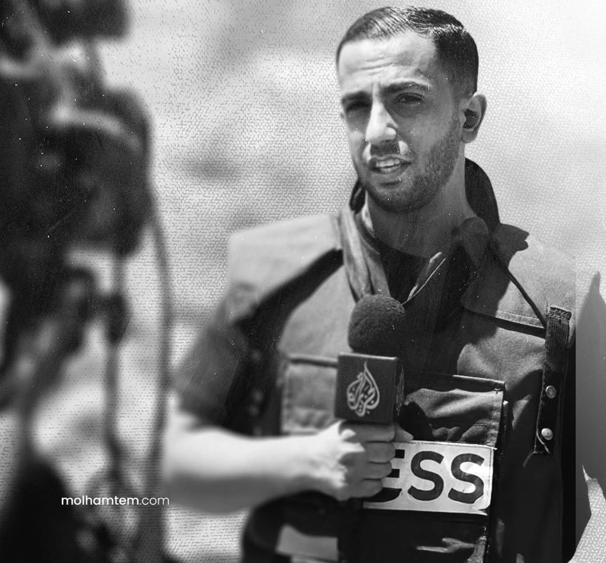 "نشهد الله أنك أديت الأمانة و لم تدّخر جهدا
ذهب الجوع و العطش و النزوح و الفقد و القلق و الألم ، و بقي الأجر ان شاء الله.."
#أنس_الشريف 
#غزة_العزة 
#الصحافة_ليست_جريمة