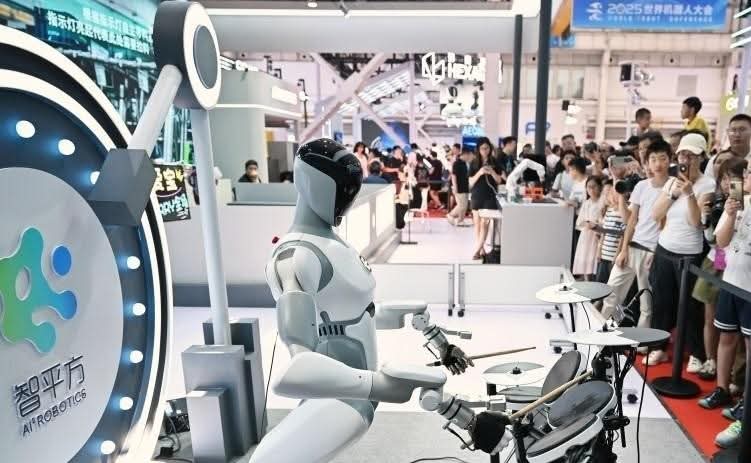چین کے دارالحکومت بیجنگ میں منعقدہ ورلڈ روبوٹ کانفرنس 2025  میں شائقین کی گہری دلچسپی