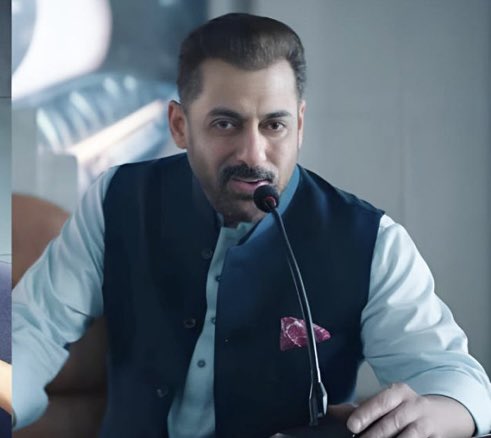rituchoudhary98's tweet photo. The boss is back to rule again the new season of #BiggBoss begins from 24th August with the interesting theme of politics🕺🕺 and look at him he is looking extremely handsome and fit in the promo🔥👌 @BeingSalmanKhan
@ColorsTV
@HotstarReality 
#SalmanKhan𓃵 #BiggBoss19 #BestHost https://t.co/jidlNZ6SJL