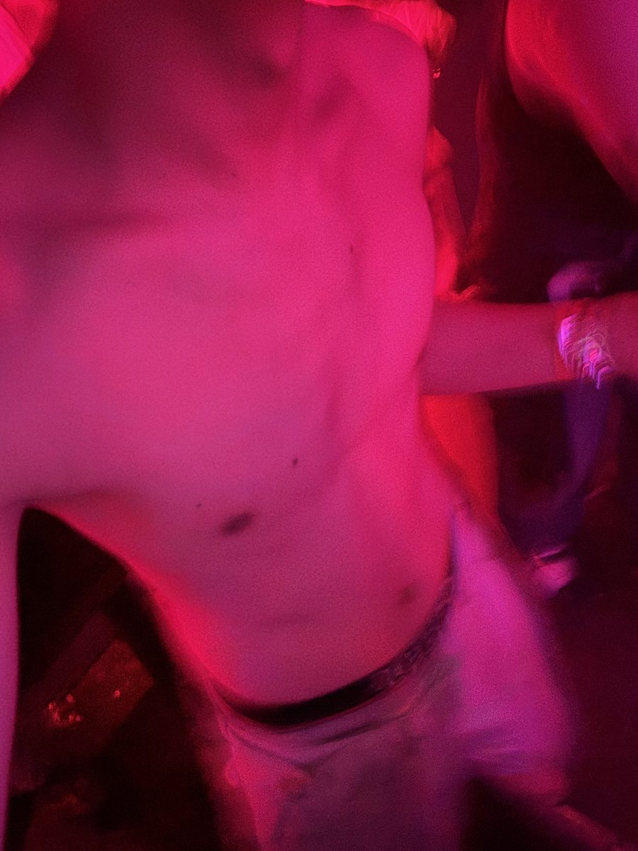 도파민과 퍼블릭에서 상의 벗겨짐..ㅋㅋ 아니 근데 가슴 손 뭐지!?