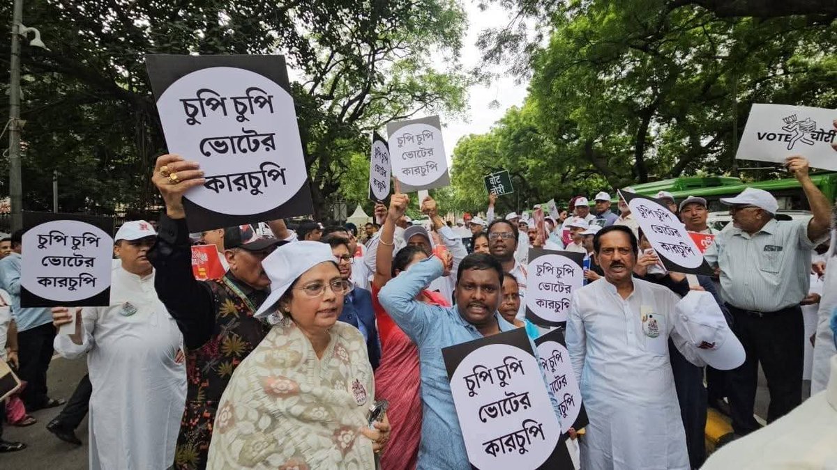 JainalAITC's tweet photo. বিজেপি ও নির্বাচন কমিশনের যৌথ ষড়যন্ত্রে দেশে অগণতান্ত্রিক SIR লাগু করতে চাওয়ার বিরুদ্ধে, এবং বিজেপির ভোট চুরির বিরুদ্ধে সংসদ চত্বরে প্রতিবাদে সরব তৃণমূলের সাংসদরা সহ শামিল INDIA জোটের অন্যতম সাংসদরাও।
#RejectEVM #vote_chor_commission https://t.co/Vh7iFGGsIp