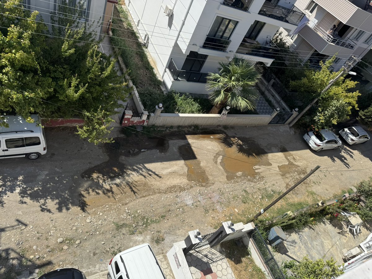 Akçay mahallesinde sokağımızda 3-4 gündür kanalizasyon suyu akıyor <a href="/baskiimudurlugu/">BASKİ Genel Müdürlüğü</a> aramamıza rağmen müdahale edilmedi. Hava sıcak koku oluyor ve hijyen yok ne yazıkki. Gereğinin en kısa zamanda yapılmasını rica ediyorum.