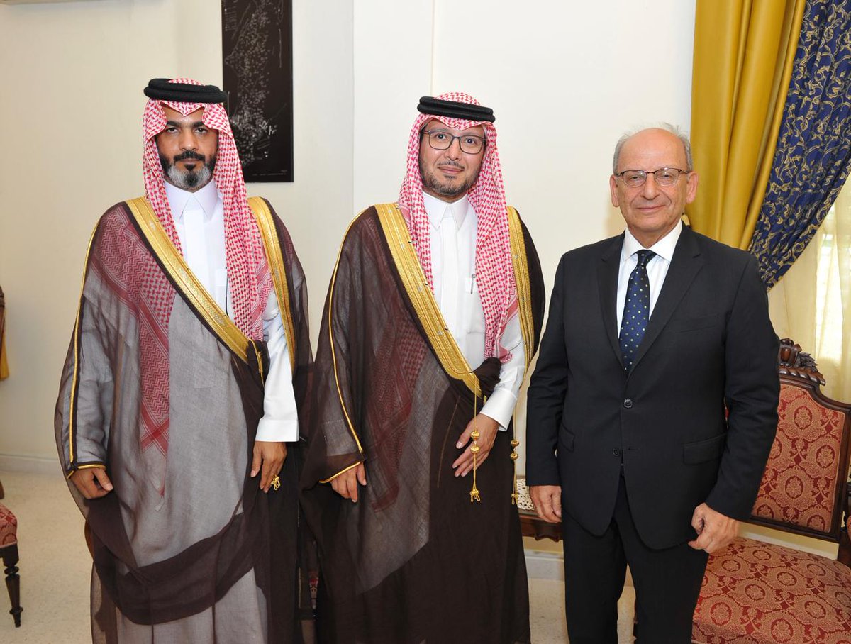 النائب إيلي الخوري يستقبل السفير السعودي وليد البخاري بحضور القائم بالأعمال راجح العتيبي.
اللقاء بحث المستجدات في لبنان والمنطقة وأوضاع طرابلس، حيث طالب الخوري بدعم مشاريع بيئية وإنمائية واقتصادية للشمال.
ختامًا، شكر المملكة على دورها والبخاري على متابعته وسعيه لتذليل العقبات.