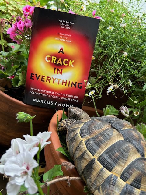 Did you know? Black holes are the simplest objects in science - they’re built from nothing more than space &amp; time. I’m giving away 5 signed copies of my paperback A CRACK IN EVERYTHING to a UK person chosen randomly from those retweeting this blackwells.co.uk/bookshop/produ…
<a href="/HoZ_Books/">Head of Zeus</a>