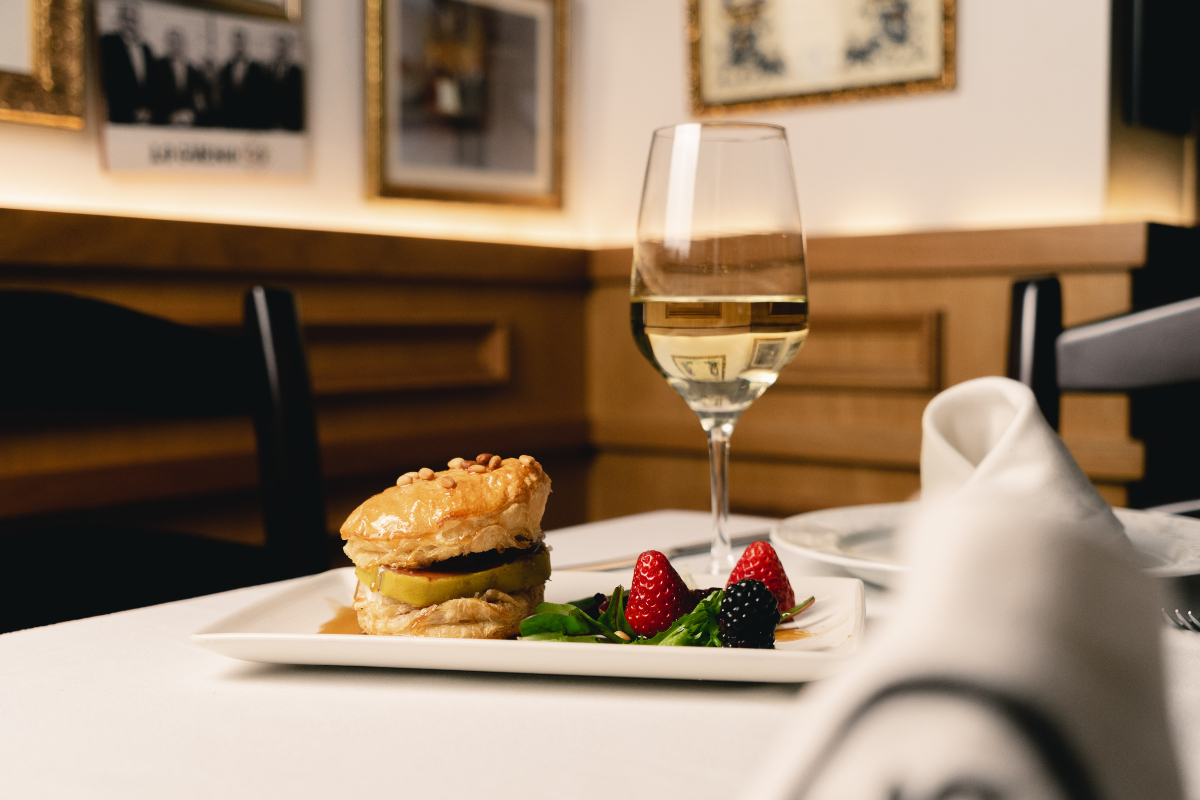 ✨ Milhoja de foie: capas de placer en cada bocado.
Crujiente, suave y con ese sabor intenso que solo el foie puede ofrecer.
Un lujo para el paladar en Lo Güeno.
¿Te vas a resistir?
#MilhojaDeFoie #GastroDeluxe #LoGüeno