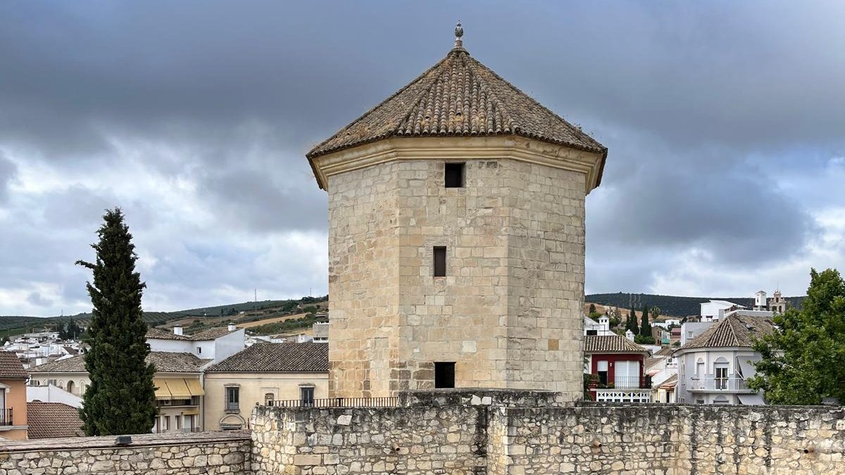 🌍 Lucena, un cruce de caminos en el corazón de Andalucía. Su historia ha sido testigo de diversas culturas que la han hecho lo que es hoy ⭐️

¿Quieres adentrarte en su legado patrimonial? 
➡️Reserva tu visita ciudadesmedias.org/que-hacer-en-l…
 
#Lucenateabresuspuertas 🚪💚