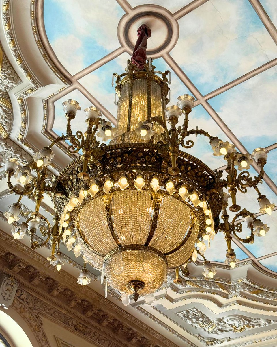 Inaugurado en 1924, el edificio que alberga el casino es un auténtico icono de la Gran Vía. Cada columna, cada lámpara y cada detalle mantiene viva la elegancia de otra época.