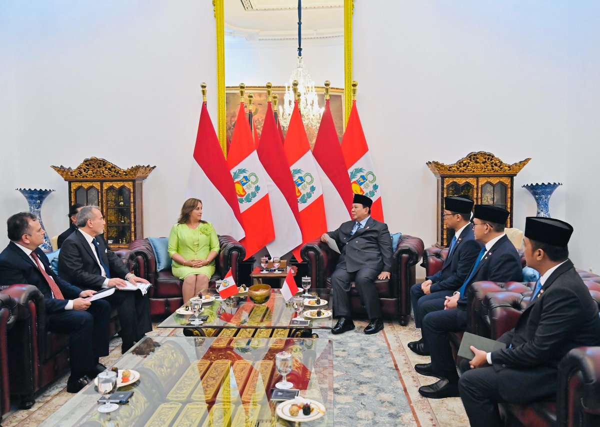 KemensetnegRI's tweet photo. Pertemuan Presiden Prabowo dan Presiden Boluarte Tegaskan Arah Kemitraan Strategis Indonesia–Peru

Presiden RI Prabowo Subianto menyampaikan apresiasi dan sambutan hangat kepada Presiden Republik Peru, Dina Ercilia Boluarte Zegarra, dalam pertemuan tête-à-tête di ruang kerja Istana Merdeka, Jakarta, Senin (11/08/2025). Pertemuan ini menjadi salah satu agenda penting dalam rangkaian kunjungan kenegaraan Presiden Dina Boluarte.

Presiden Prabowo mengungkapkan, kunjungan ini punya arti yang khusus karena besok, 12 Agustus 2025, adalah perayaan 50 tahun hubungan diplomatik antara Indonesia dan Peru. Presiden meyakini bahwa kerja sama Indonesia-Peru bisa ditingkatkan karena kepentingan yang sama, yaitu ingin membangun kesejahteraan rakyat. Presiden Prabowo pun menyambut baik upaya peningkatan Perjanjian Kemitraan Ekonomi Komprehensif Indonesia–Peru.

Sementara itu, Presiden Dina Boluarte dalam sambutannya juga menyampaikan terima kasih atas undangan yang diberikan Presiden Prabowo. Presiden Dina Boluarte turut mengungkapkan sejumlah langkah konkret untuk memperkuat hubungan perdagangan, termasuk penandatanganan Indonesia-Peru CEPA yang memungkinkan produk bluberi asal Peru memasuki pasar Indonesia, serta proses pembukaan akses pasar bagi buah delima.

Pertemuan bilateral ini menjadi momentum strategis untuk membahas langkah nyata memperluas kerja sama di berbagai bidang. Kedua negara menegaskan komitmennya untuk terus menjalin hubungan erat sebagai sesama negara di kawasan Pasifik yang tengah membangun.

Sumber: BPMI Setpres

#KemensetnegRI 
#RilisPresiden