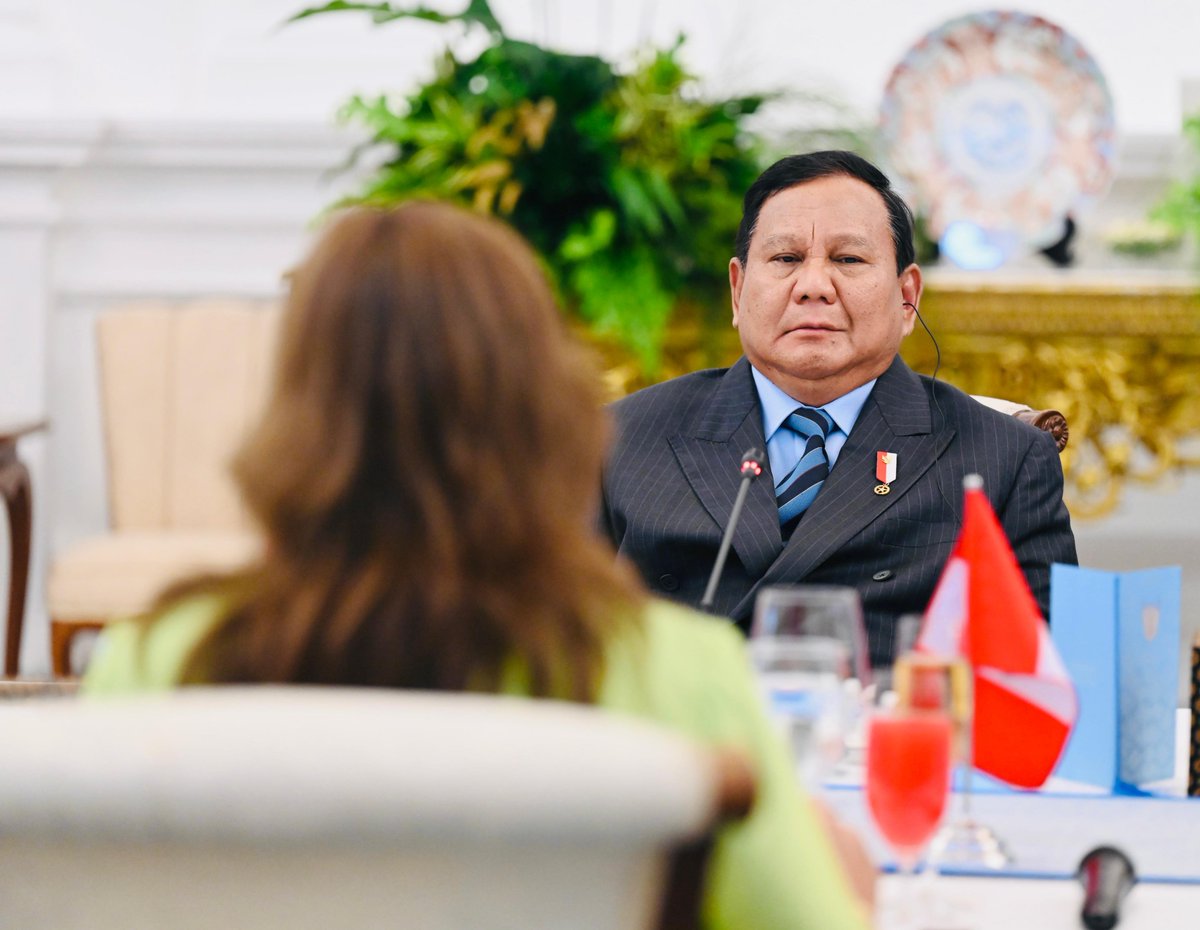 KemensetnegRI's tweet photo. Pertemuan Presiden Prabowo dan Presiden Boluarte Tegaskan Arah Kemitraan Strategis Indonesia–Peru

Presiden RI Prabowo Subianto menyampaikan apresiasi dan sambutan hangat kepada Presiden Republik Peru, Dina Ercilia Boluarte Zegarra, dalam pertemuan tête-à-tête di ruang kerja Istana Merdeka, Jakarta, Senin (11/08/2025). Pertemuan ini menjadi salah satu agenda penting dalam rangkaian kunjungan kenegaraan Presiden Dina Boluarte.

Presiden Prabowo mengungkapkan, kunjungan ini punya arti yang khusus karena besok, 12 Agustus 2025, adalah perayaan 50 tahun hubungan diplomatik antara Indonesia dan Peru. Presiden meyakini bahwa kerja sama Indonesia-Peru bisa ditingkatkan karena kepentingan yang sama, yaitu ingin membangun kesejahteraan rakyat. Presiden Prabowo pun menyambut baik upaya peningkatan Perjanjian Kemitraan Ekonomi Komprehensif Indonesia–Peru.

Sementara itu, Presiden Dina Boluarte dalam sambutannya juga menyampaikan terima kasih atas undangan yang diberikan Presiden Prabowo. Presiden Dina Boluarte turut mengungkapkan sejumlah langkah konkret untuk memperkuat hubungan perdagangan, termasuk penandatanganan Indonesia-Peru CEPA yang memungkinkan produk bluberi asal Peru memasuki pasar Indonesia, serta proses pembukaan akses pasar bagi buah delima.

Pertemuan bilateral ini menjadi momentum strategis untuk membahas langkah nyata memperluas kerja sama di berbagai bidang. Kedua negara menegaskan komitmennya untuk terus menjalin hubungan erat sebagai sesama negara di kawasan Pasifik yang tengah membangun.

Sumber: BPMI Setpres

#KemensetnegRI 
#RilisPresiden