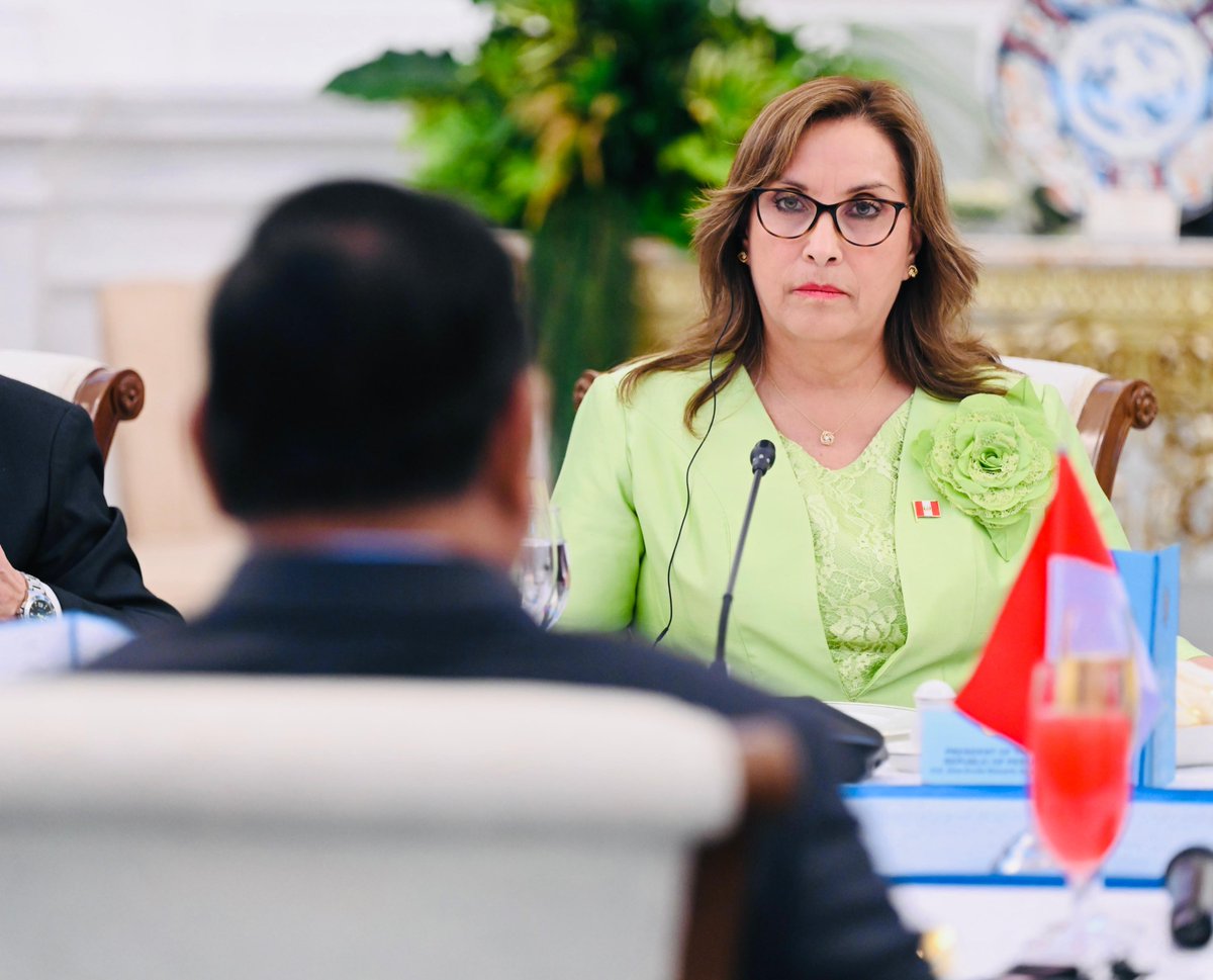 KemensetnegRI's tweet photo. Pertemuan Presiden Prabowo dan Presiden Boluarte Tegaskan Arah Kemitraan Strategis Indonesia–Peru

Presiden RI Prabowo Subianto menyampaikan apresiasi dan sambutan hangat kepada Presiden Republik Peru, Dina Ercilia Boluarte Zegarra, dalam pertemuan tête-à-tête di ruang kerja Istana Merdeka, Jakarta, Senin (11/08/2025). Pertemuan ini menjadi salah satu agenda penting dalam rangkaian kunjungan kenegaraan Presiden Dina Boluarte.

Presiden Prabowo mengungkapkan, kunjungan ini punya arti yang khusus karena besok, 12 Agustus 2025, adalah perayaan 50 tahun hubungan diplomatik antara Indonesia dan Peru. Presiden meyakini bahwa kerja sama Indonesia-Peru bisa ditingkatkan karena kepentingan yang sama, yaitu ingin membangun kesejahteraan rakyat. Presiden Prabowo pun menyambut baik upaya peningkatan Perjanjian Kemitraan Ekonomi Komprehensif Indonesia–Peru.

Sementara itu, Presiden Dina Boluarte dalam sambutannya juga menyampaikan terima kasih atas undangan yang diberikan Presiden Prabowo. Presiden Dina Boluarte turut mengungkapkan sejumlah langkah konkret untuk memperkuat hubungan perdagangan, termasuk penandatanganan Indonesia-Peru CEPA yang memungkinkan produk bluberi asal Peru memasuki pasar Indonesia, serta proses pembukaan akses pasar bagi buah delima.

Pertemuan bilateral ini menjadi momentum strategis untuk membahas langkah nyata memperluas kerja sama di berbagai bidang. Kedua negara menegaskan komitmennya untuk terus menjalin hubungan erat sebagai sesama negara di kawasan Pasifik yang tengah membangun.

Sumber: BPMI Setpres

#KemensetnegRI 
#RilisPresiden