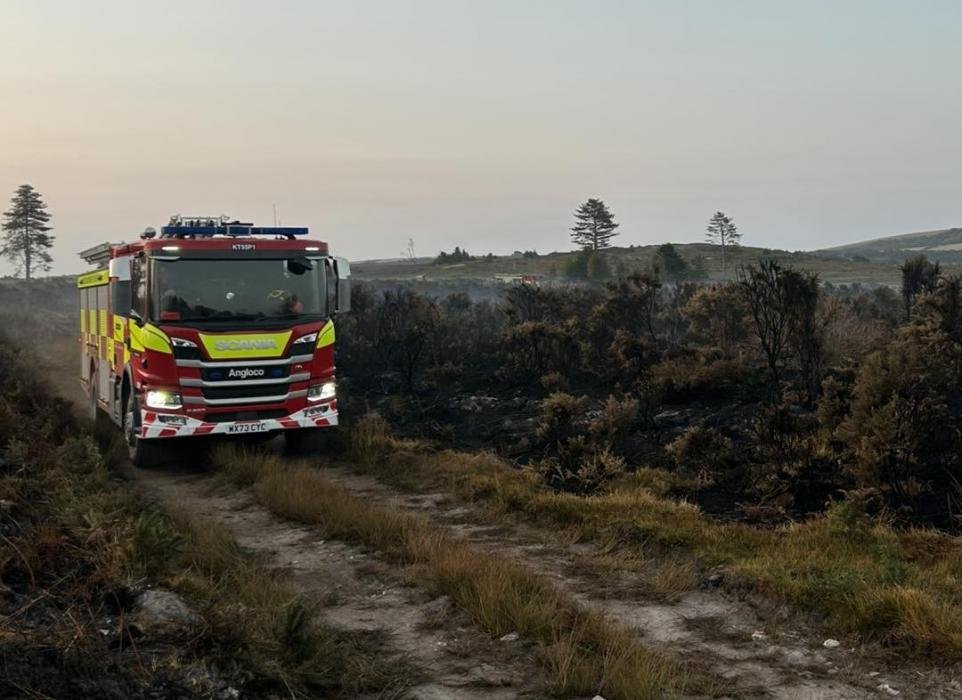 Bournemouthecho's tweet photo. 1⃣ Firefighters are continuing to tackle a fire at #HoltHeath in 'arduous' conditions. Latest by @isabellahjourno https://t.co/QzyCYJPcKC https://t.co/8lepEt4Rsl