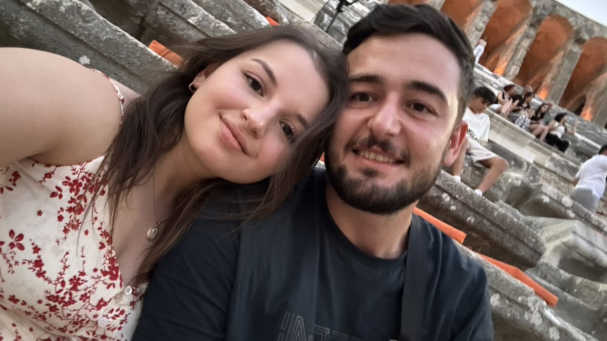 Evimde şenliksin, bahçemde bahar;
Ve soframda en eski şarap.
Ben sende yaşıyorum,
Sen bende hüküm sürmektesin.’