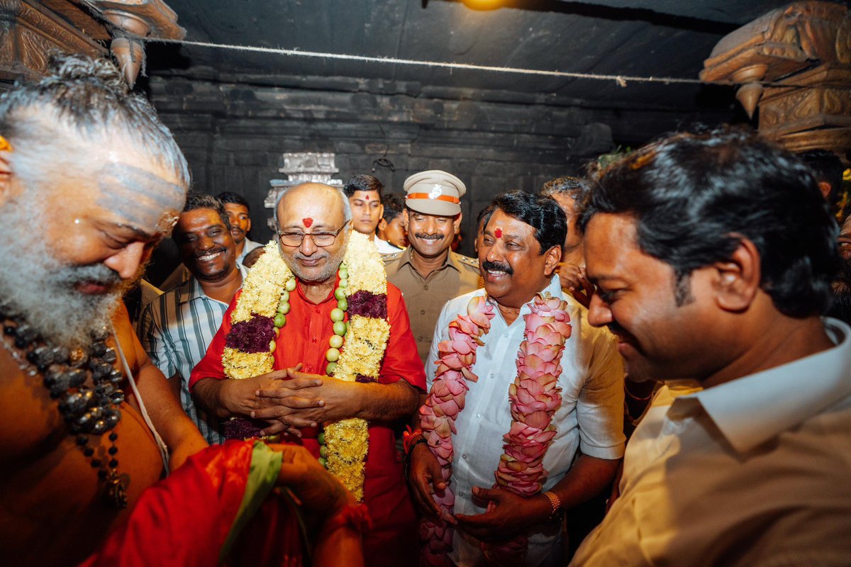 இன்று சென்னையில் அருள்மிகு அன்னை காளிகாம்பாள் கோயிலுக்கு சென்று சுவாமி தரிசனம் செய்தோம்.