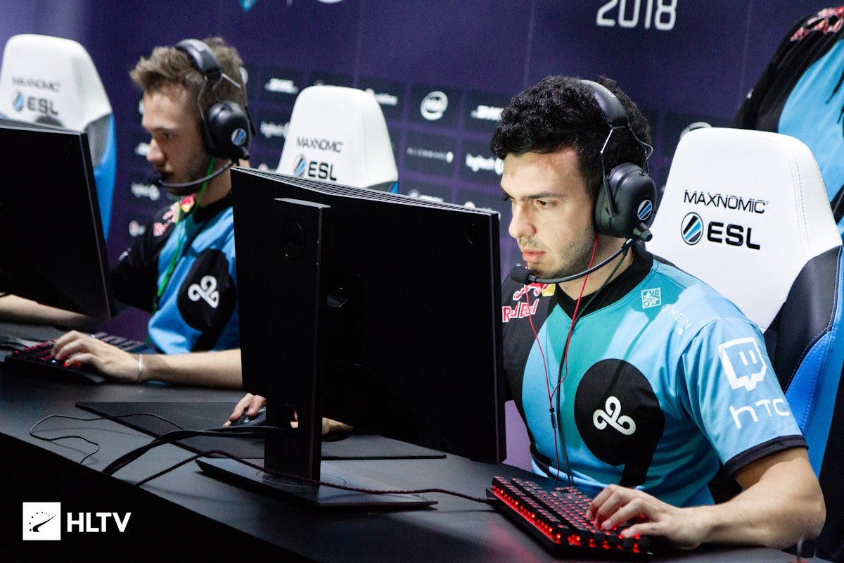 malekCSGO's tweet photo. Tarik a propos de Zywoo :

j'ai vue cette merde sur twitter, les gens comparent s1mple et zywoo pour dire que zywoo n'a pas d'aura, de charisme, alors que s1mple oui.

c'est tellement cringe, il est tellement talentueux et il est tellement humble pour son niveau de performance. ce frere a 0 égo il ne se plaint jamais et il est tellement fort depuis tant d'années. c'est cool pour s1mple d'etre charismatique et le avoir le role du vilain, il trashtalk etc. mais je pense que c'est impressionnant que zywoo agisse de cette maniere alors alors qu'il est trop fort.

zywoo est simplement un mec chill alors que c'est un crack dans son domaine. ça c'est de L'AURA