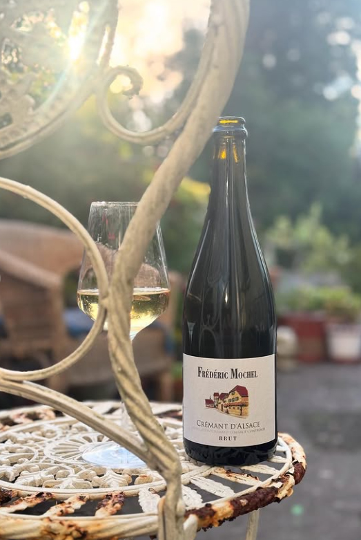 In the low light of a long summer evening...
#cremantdalsace #sparklingwine #fredericmochel #organic #traenheim #drinkalsace #alsacerocks

(Photo : skinandpulp)