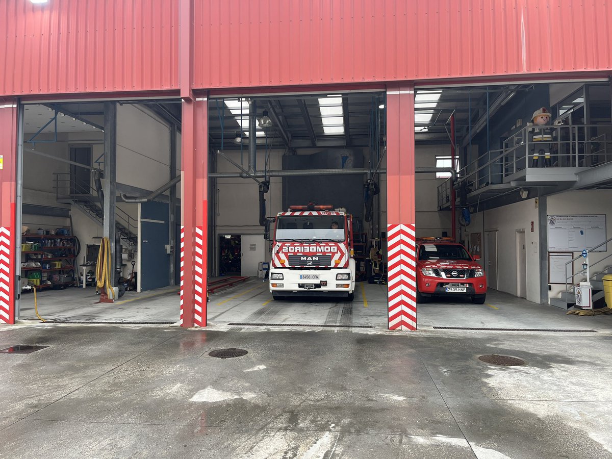 BomberosBoiro's tweet photo. Neste intre soamente contamos con Bomba Nodriza e vehículo de mando. O resto de vehículos de baixa por avarías. 
O servizo queda así mermado gravemente. 
Si a dirección do Consorcio non sabe,  que se marchen e que entren outros. https://t.co/ZozIxLzkq1