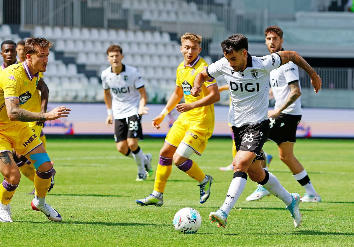Bendito dilema en la banda izquierda del <a href="/Burgos_CF/">Burgos Club de Fútbol</a> : ambos han brillado más siempre ahí. Chapela arrancó frío y torpe la pretemporada pero contra la Cultu sacó la chistera y ante el Valladolid, el martillo. Iñigo, el mejor. ¿Duelo encarnizado por el puesto o intento por derecha?
