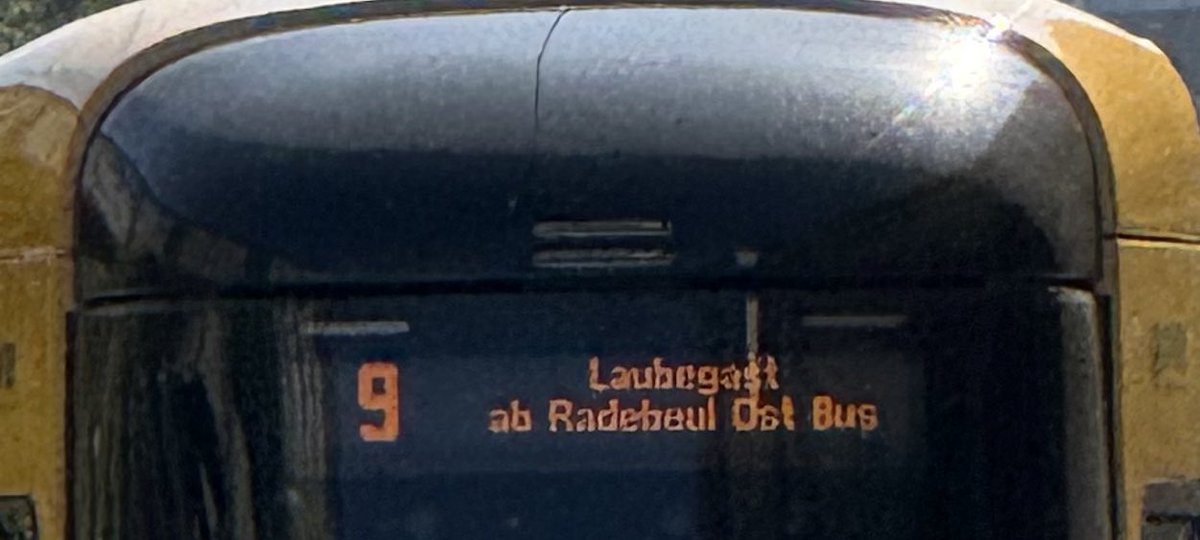 xXHowDareYouXx's tweet photo. Hallo @DVBAG es ist ja alles gut und schön das die Linie 9 nach Laubegast fährt aber ich glaube das mit Radebeul Ost sollte doch dort nicht drin stehen. 🫣🫣 mit besten Grüßen. https://t.co/C0yHNZgfPC
