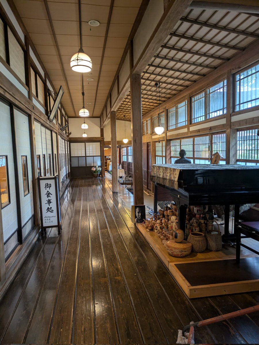 この廊下、奥まで継ぎ目がない…なんと長さ八間もの床板が敷かれている。14m強、しかも秋田杉！こんなに長い床板、見たことない…流石は庄屋のお屋敷。
強首温泉 樅峰苑