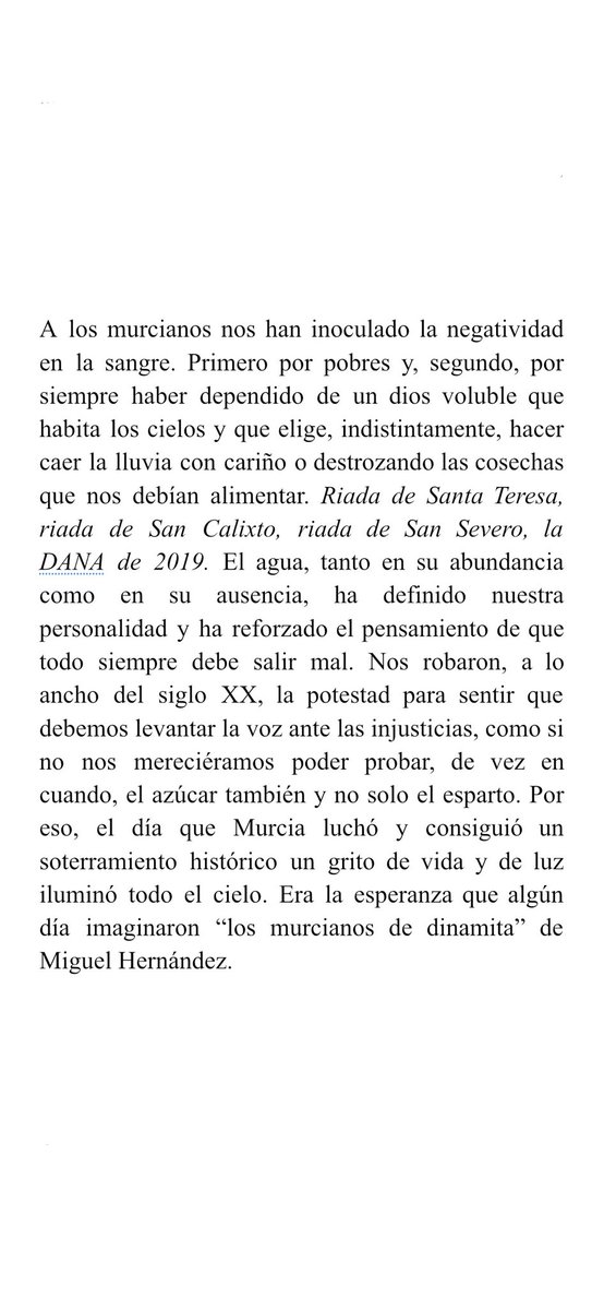 Últimas revisiones y en unos meses lo tendremos. No sabéis la ilusión que me hace anunciaros que ‘Y si a la luna habláramos de Murcia’ es el nombre de mi segundo libro. Un ensayo-diario sobre la identidad de la ciudad, los murcianos y los recuerdos.

Os dejo un trozico por aquí.