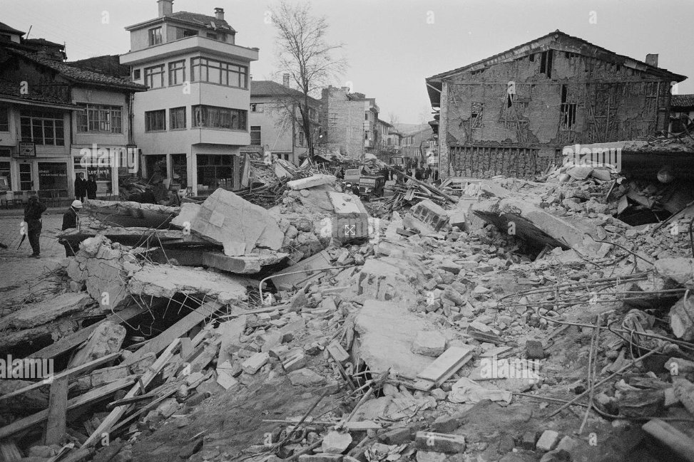Cladis_co's tweet photo. 55 yıl dile kolay. 1970'de Gediz depreminden sonra geçen süre ve hala yıkılan binalar. 1970'deki depremde 600 vatandaşımızı kaybetmiştik. O zamandan çekilmiş fotoğraflara ekteki linkten ulaşabilirsiniz. #deprem https://t.co/dxTmHTlFhL https://t.co/KECVflDrBj