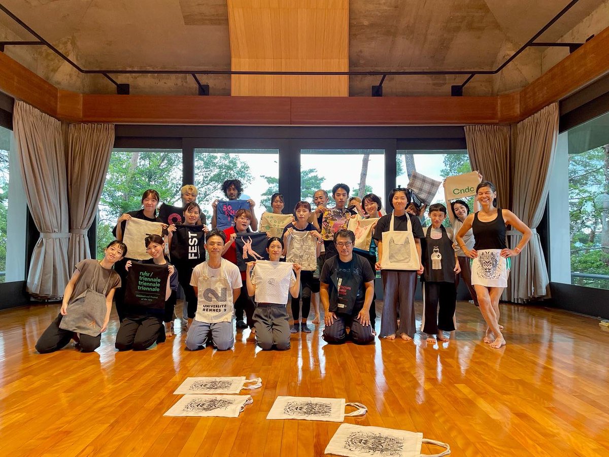 Kyoto_IDF's tweet photo. ✨💐 group photo 🎉✨
B-1 エマニュエル・ユイン｜Emmanuelle Huynh
【Danc‘ingestion】
今年のフェスティバルのテーマ Digestion を深く掘り下げた4日間。食べ物を消化する人体を学び、そこから人の動きや触れる感覚など、あらゆる消化に目を向けていきました。最終日にはなんとプレゼントまで！ https://t.co/QLXsnneO1w
