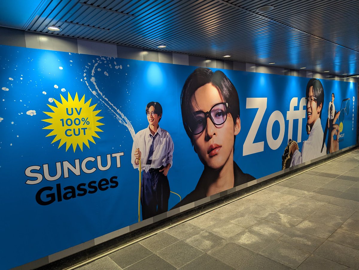 渋谷駅で遭遇した、Zoffの広告です。 先週とは別枠で遭遇