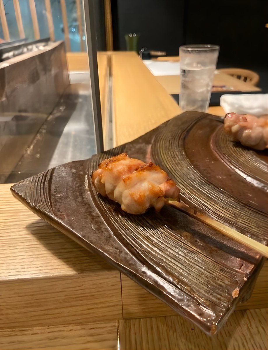 kanpaikiyanon's tweet photo. 【錦糸町/焼き鳥メジャー】
雰囲気・味・接客・コスパ…全部最高な焼き鳥屋さん✨
レバーは絶妙な火入れでとろける美味しさ🤤
6980円コースは男性でもお腹いっぱいのボリューム！
焼き鳥はもちろん、臭みゼロのジビエやお刺身まで楽しめて大満足🍷
#錦糸町グルメ #焼き鳥 #ジビエ #東京グルメ https://t.co/OwSg0HtJbC