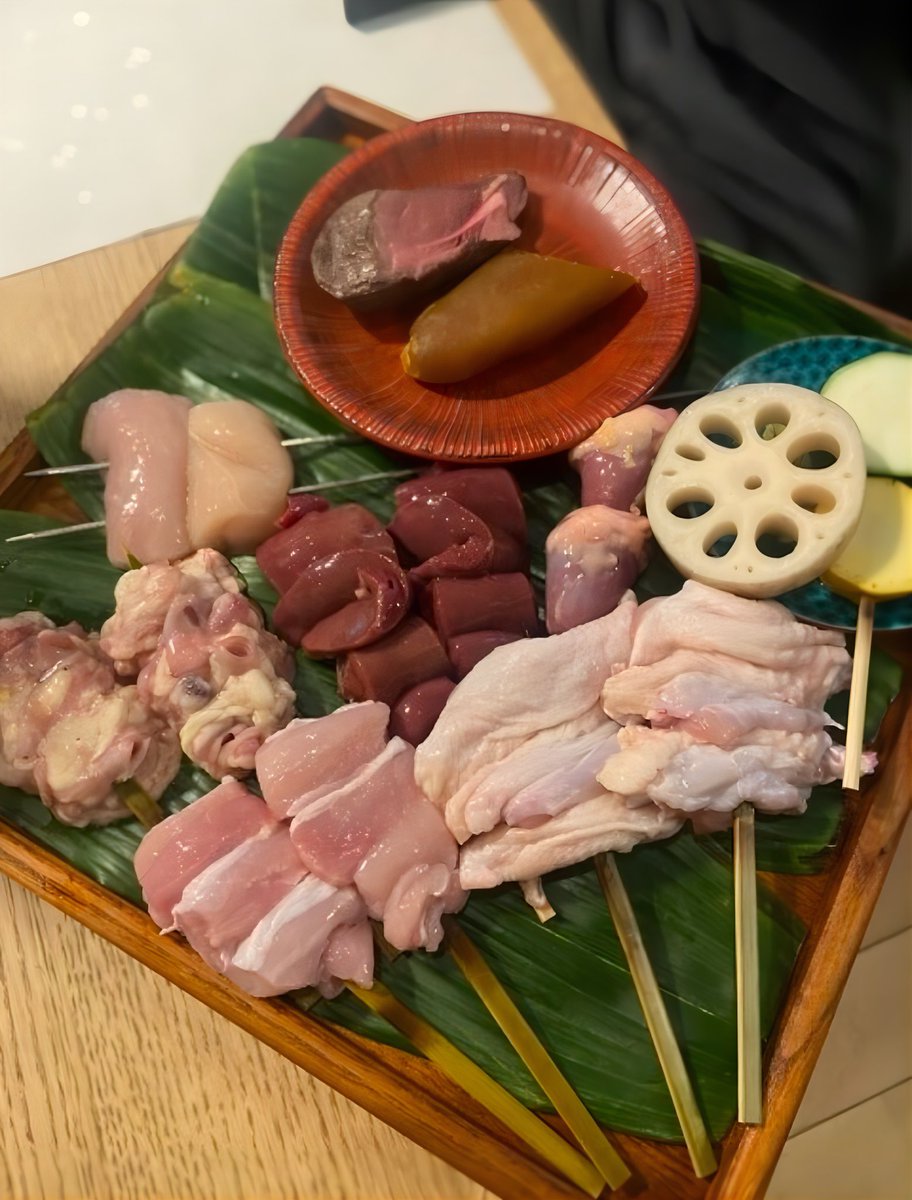 kanpaikiyanon's tweet photo. 【錦糸町/焼き鳥メジャー】
雰囲気・味・接客・コスパ…全部最高な焼き鳥屋さん✨
レバーは絶妙な火入れでとろける美味しさ🤤
6980円コースは男性でもお腹いっぱいのボリューム！
焼き鳥はもちろん、臭みゼロのジビエやお刺身まで楽しめて大満足🍷
#錦糸町グルメ #焼き鳥 #ジビエ #東京グルメ https://t.co/OwSg0HtJbC