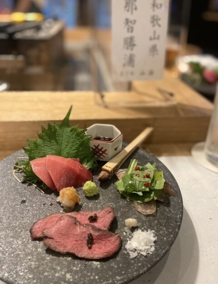 kanpaikiyanon's tweet photo. 【錦糸町/焼き鳥メジャー】
雰囲気・味・接客・コスパ…全部最高な焼き鳥屋さん✨
レバーは絶妙な火入れでとろける美味しさ🤤
6980円コースは男性でもお腹いっぱいのボリューム！
焼き鳥はもちろん、臭みゼロのジビエやお刺身まで楽しめて大満足🍷
#錦糸町グルメ #焼き鳥 #ジビエ #東京グルメ https://t.co/OwSg0HtJbC